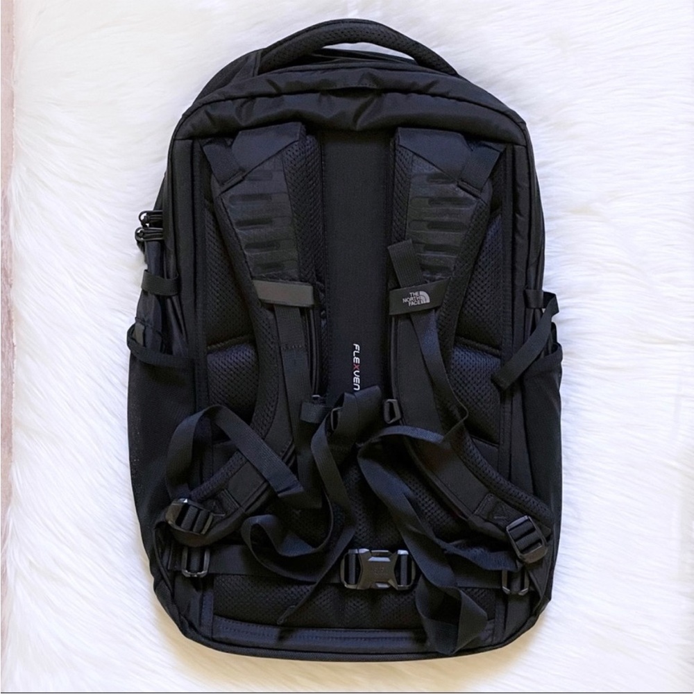 The North Face Unisex Recon Black 30 Liter Backpack - Picture 4 of 10